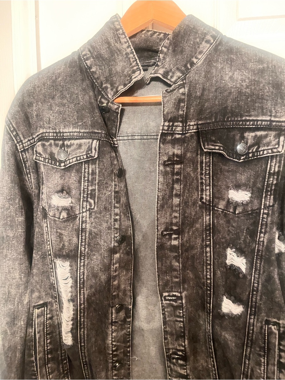 Men's Distressed Black Denim Jacket - Casual Trucker Style size Large. 🇮🇹😎